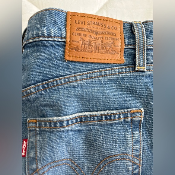 Levi size 26 rib cage shorts. Excellent condition. High rise. Button closure - Picture 6 of 8